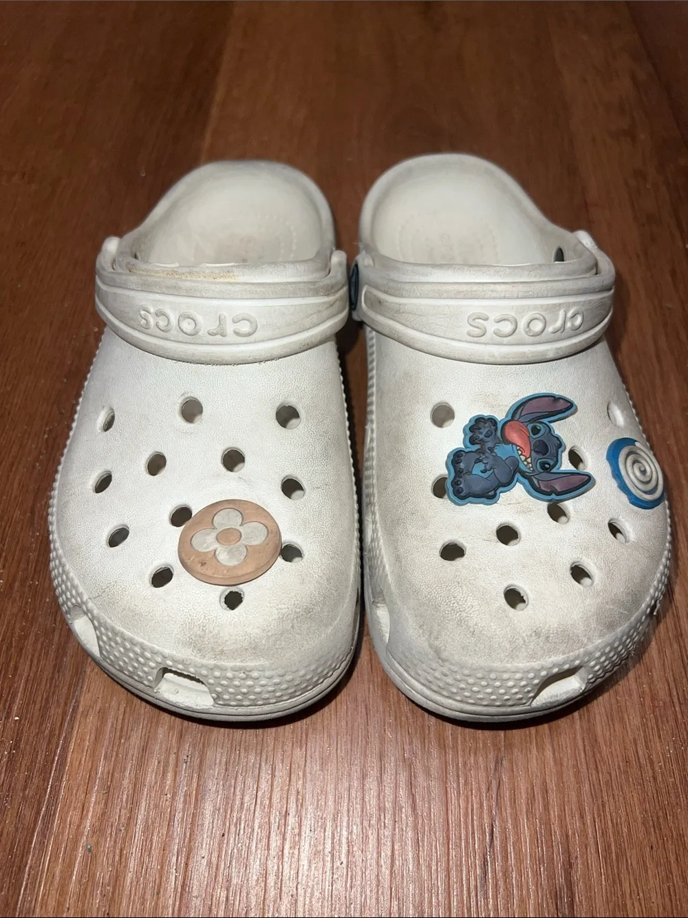 (USED) Crocs Kids Classic Clog in Cream with Charms